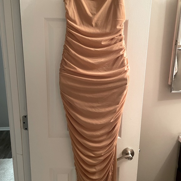 Elegant form fitting tan gown side split - Picture 1 of 4